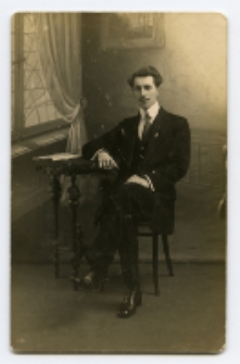 Portret mężczyzny, zdjęcie wykonano w atelier fotograficznym, ul. Kilińskiego 10, Białystok, 1913-1915 r. Fot. Zakład fotograficzny "Bracia Malinowscy Renaissance"