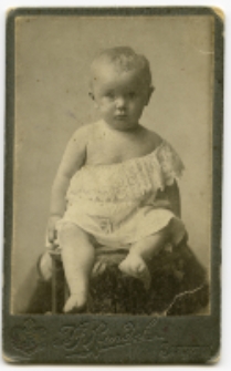 Portret dziecka, zdjęcie wykonano w atelier fotograficznym, ul. Sienkiewicza 12, Białystok, 1903-1939 r. Fot. Zakład fotograficzny "Izrael (Srol) Rendel"