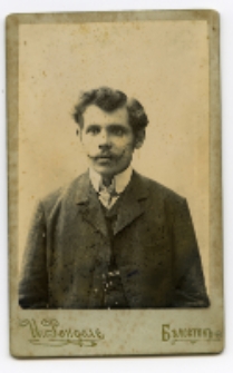 Portret mężczyzny, zdjęcie wykonano w atelier fotograficznym, ul. Sienkiewicza 12, Białystok, 1903-1939 r. Fot. Zakład fotograficzny "Izrael (Srol) Rendel"