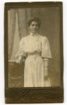 Portret kobiety, zdjęcie wykonano w atelier fotograficznym, ul. Sienkiewicza 12, Białystok, 17 sierpień 1907 r. Fot. Zakład fotograficzny "Izrael (Srol) Rendel"