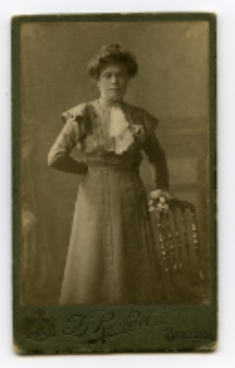 Portret kobiety, zdjęcie wykonano w atelier fotograficznym, ul. Sienkiewicza 12, Białystok, 1903-1939 r. Fot. Zakład fotograficzny "Izrael (Srol) Rendel"