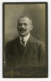 Portret mężczyzny, zdjęcie wykonano w atelier fotograficznym, ul. Sienkiewicza 12, Białystok, 1903-1939 r. Fot. Zakład fotograficzny "Izrael (Srol) Rendel"