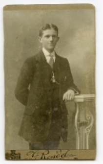 Portret mężczyzny, zdjęcie wykonano w atelier fotograficznym, ul. Sienkiewicza 12, Białystok, 1903-1939 r. Fot. Zakład fotograficzny "Izrael (Srol) Rendel"