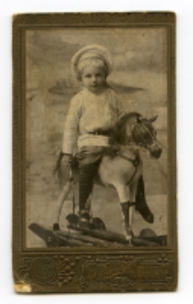 Portret dziecka, zdjęcie wykonano w atelier fotograficznym, ul. Sienkiewicza 12, Białystok, 1903-1939 r. Fot. Zakład fotograficzny "Izrael (Srol) Rendel"