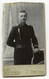 Portret mężczyzny, zdjęcie wykonano w atelier fotograficznym, ul. Sienkiewicza 12, Białystok, 1903-1939 r. Fot. Zakład fotograficzny "Izrael (Srol) Rendel"