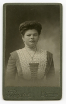 Portret kobiety, zdjęcie wykonano w atelier fotograficznym, ul. Sienkiewicza 12, Białystok, 1903-1939 r. Fot. Zakład fotograficzny "Izrael (Srol) Rendel"