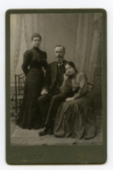 Portret rodzinny, zdjęcie wykonano w atelier fotograficznym, ul. Sienkiewicza 12, Białystok, 1903-1939 r. Zakład fotograficzny "Izrael (Srol) Rendel"
