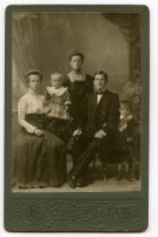 Portret rodzinny, zdjęcie wykonano w atelier fotograficznym, ul. Sienkiewicza 12, Białystok, 1903-1939 r. Fot. Zakład fotograficzny "Izrael (Srol) Rendel"