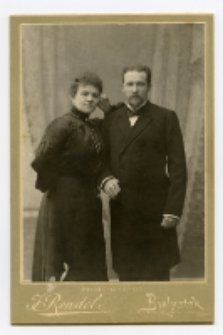 Portret kobiety i mężczyzny, zdjęcie wykonano w atelier fotograficznym, ul. Sienkiewicza 12, Białystok, 1903-1939 r. Fot. Zakład fotograficzny "Izrael (Srol) Rendel"