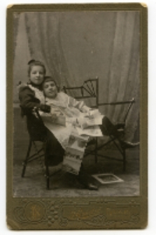 Portret chłopca i dziewczynki, zdjęcie wykonano w atelier fotograficznym, ul. Sienkiewicza 12, Białystok, 1903-1939 r. Fot. Zakład fotograficzny "Izrael (Srol) Rendel"