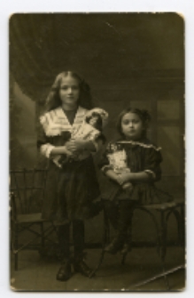 Portret dwóch dziewczynek, zdjęcie wykonano w atelier fotograficznym, ul. Sienkiewicza 12, Białystok, 1903-1939 r. Fot. Zakład fotograficzny "Izrael (Srol) Rendel"