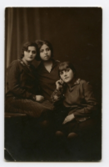 Portret trzech kobiet, zdjęcie wykonano w atelier fotograficznym, ul. Sienkiewicza 12, Białystok, 24 październik 1930 r. Fot. Zakład fotograficzny "Izrael (Srol) Rendel"