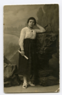 Portret kobiety, zdjęcie wykonano w atelier fotograficznym, ul. Sienkiewicza 12, Białystok, 1903-1393 r. Fot. Zakład fotograficzny "Izrael (Srol) Rendel"