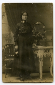 Portret kobiety, zdjęcie wykonano w atelier fotograficznym, ul. Sienkiewicza 12, Białystok, 1903-1393 r. Fot. Zakład fotograficzny "Izrael (Srol) Rendel"