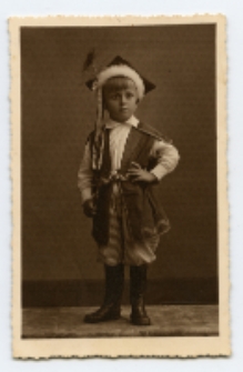 Portret chłopca w stroju krakowiaka, zdjęcie wykonano w atelier fotograficznym, ul. Sienkiewicza 12, Białystok, 1903-1393 r. Fot. Zakład fotograficzny "Izrael (Srol) Rendel"