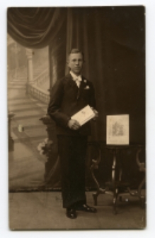 Portret mężczyzny, zdjęcie wykonano w atelier fotograficznym, ul. Sienkiewicza 12, Białystok, 1903-1393 r. Fot. Zakład fotograficzny "Izrael (Srol) Rendel"