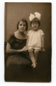 Portret kobiety i dziewczynki, zdjęcie wykonano w atelier fotograficznym, ul. Sienkiewicza 12, Białystok, 1930 r. Fot. Zakład fotograficzny "Izrael (Srol) Rendel"