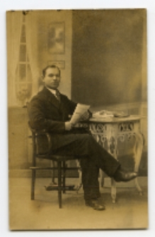 Portret mężczyzny, zdjęcie wykonano w atelier fotograficznym, ul. Sienkiewicza 12, Białystok, 1903-1939 r. Fot. Zakład fotograficzny "Izrael (Srol) Rendel"