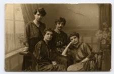 Portret czterech kobiet, zdjęcie wykonano w atelier fotograficznym, ul. Sienkiewicza 12, Białystok, 1903-1939 r. Fot. Zakład fotograficzny "Izrael (Srol) Rendel"