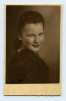 Portret kobiety, zdjęcie wykonano w atelier fotograficznym, ul. Kilińskiego, Białystok, 19 czerwiec 1942 r. Fot. Zakład fotograficzny "Roma"