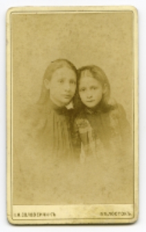 Portret dwóch kobiet, zdjęcie wykonano w atelier fotograficznym, Białystok, 1885-1939 r. Fot. Zakład fotograficzny "Sołowiejczykowie"