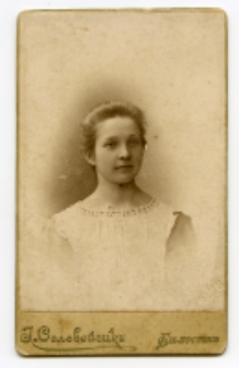 Portret dziewczynki, zdjęcie wykonano w atelier fotograficznym, Białystok, 1885-1939 r. Fot. Zakład fotograficzny "Sołowiejczykowie"