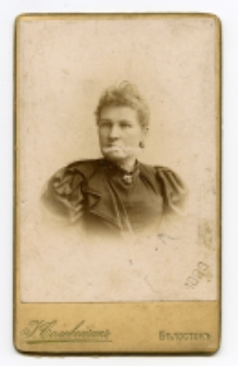 Portret kobiety, zdjęcie wykonano w atelier fotograficznym, ul. Częstochowska 1, Białystok, 1896 r. Fot. Zakład fotograficzny "Sołowiejczykowie"