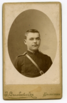 Portret mężczyzny, zdjęcie wykonano w atelier fotograficznym, Białystok, 1885-1939 r. Fot. Zakład fotograficzny "Sołowiejczykowie"