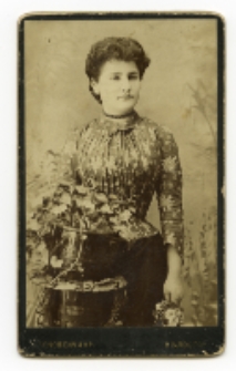 Portret kobiety, zdjęcie wykonano w atelier fotograficznym, Białystok, 1885-1939 r. Fot. Zakład fotograficzny "Sołowiejczykowie"
