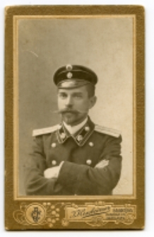 Portret żołnierza, zdjęcie wykonano w atelier fotograficznym, Białystok, 1885-1939 r. Fot. Zakład fotograficzny "Sołowiejczykowie"