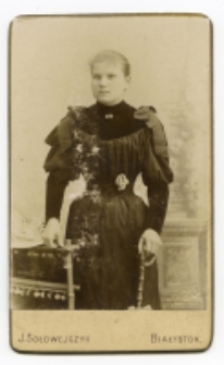 Portret kobiety, zdjęcie wykonano w atelier fotograficznym, ul. Częstochowska 1, Białystok, 1895r. Fot. Zakład fotograficzny "Sołowiejczykowie"