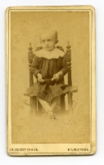 Portret dziecka, zdjęcie wykonano w atelier fotograficznym, Białystok, 1885-1839 r. Fot. Zakład fotograficzny "Sołowiejczykowie"