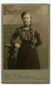 Portret kobiety, zdjęcie wykonano w atelier fotograficznym, Częstochowska 1, Białystok, 21 listopad 1910 r. Fot. Zakład fotograficzny "Sołowiejczykowie"