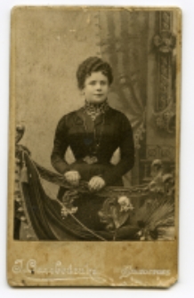 Portret kobiety, zdjęcie wykonano w atelier fotograficznym, Częstochowska 1, Białystok, 1895-1919 r. Fot. Zakład fotograficzny "Sołowiejczykowie"