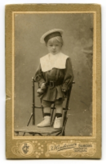 Portret dziecka, zdjęcie wykonano w atelier fotograficznym, ul. Częstochowska 1, Białystok, 1895-1919 r. Fot. Zakład fotograficzny "Sołowiejczykowie"