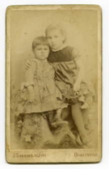 Portret dwójki dzieci, zdjęcie wykonano w atelier fotograficznym, Białystok, 1885-1939 r. Fot. Zakład fotograficzny "Sołowiejczykowie"