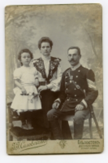 Portret rodzinny, zdjęcie wykonano w atelier fotograficznym, ul. Częstochowska 1, Białystok, 1895-1931 r. Fot. Zakład fotograficzny "Sołowiejczykowie"
