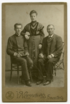 Portret rodzinny, zdjęcie wykonano w atelier fotograficznym, Białystok, 1885-1939 r. Fot. Zakład fotograficzny "Sołowiejczykowie"