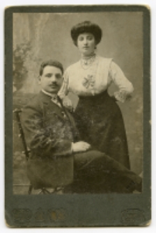 Portret kobiety i mężczyzny, zdjęcie wykonano w atelier fotograficznym, Białystok, 1885-1939 r. Fot. Zakład fotograficzny "Sołowiejczykowie"
