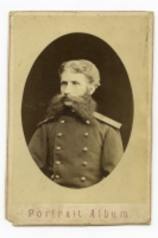 Portret mężczyzny, zdjęcie wykonano w atelier fotograficznym, Słonim, Białoruś, 1883 r. Fot. Zakład fotograficzny "Sołowiejczykowie"