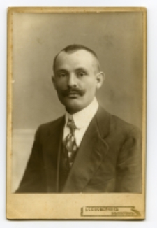 Portret mężczyzny, zdjęcie wykonano w atelier fotograficznym, Białystok, 1885-1939 r. Fot. Zakład fotograficzny "Sołowiejczykowie"