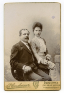 Portret mężczyny i kobiety, zdjęcie wykonano w atelier fotograficznym, ul. Częstochowska 1, Białystok, 24 czerwiec 1901 r. Fot. Zakład fotograficzny "Sołowiejczykowie"