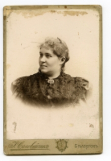 Portret kobiety, zdjęcie wykonano w atelier fotograficznym, Białystok, 1885-1939 r. Fot. Zakład fotograficzny "Sołowiejczykowie"