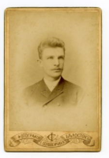 Portret mężczyzny, zdjęcie wykonano w atelier fotograficznym, Białystok, 1885-1939 r. Fot. Zakład fotograficzny "Sołowiejczykowie"