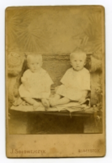 Portret dwójki dzieci, zdjęcie wykonano w atelier fotograficznym, Białystok, 1885-1939 r. Fot. Zakład fotograficzny "Sołowiejczykowie"