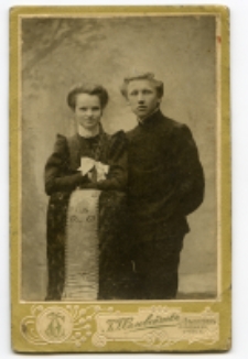 Portret kobiety i mężczyzny, zdjęcie wykonano w atelier fotograficznym, ul. Częstochowska 1, Białystok, 1895-1919 r. Fot. Zakład fotograficzny "Sołowiejczykowie"