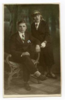 Portret kobiety i mężczyzny, zdjęcie wykonano w atelier fotograficznym, ul. Częstochowska 9, Białystok, 13 wrzesień 1931 r. Fot. Zakład fotograficzny "Sołowiejczykowie"