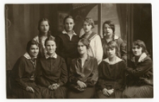 Portret dziewięciu kobiet, zdjęcie wykonano w atelier fotograficznym, ul. Częstochowska 9, Białystok, 1919-1939 r. Fot. Zakład fotograficzny "Sołowiejczykowie"