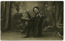 Portret mężczyzny, zdjęcie wykonano w atelier fotograficznym, Białystok, 1885-1939 r. Fot. Zakład fotograficzny "Sołowiejczykowie"