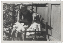 Nina Maksimiuk z córką Marią w ogrodzie, ul. Próżna 2, Białystok, lata 50. XX w.